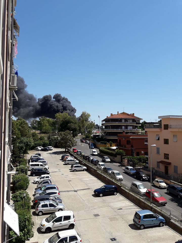 Incendio deposito AMA ex campo nomadi