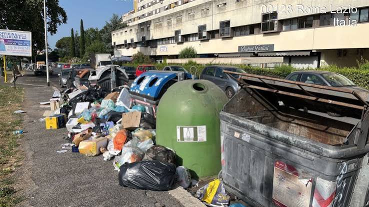 Spianceto, i cittadini del quartiere denunciano rifiuti ed ingombranti fuori dai cassonetti